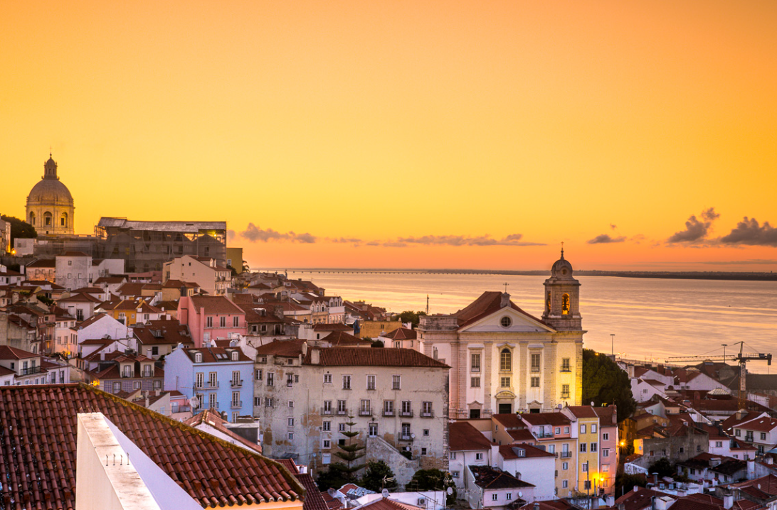 vue depuis Miradouro de Santa Luzia avec une superbe coucher de soleil