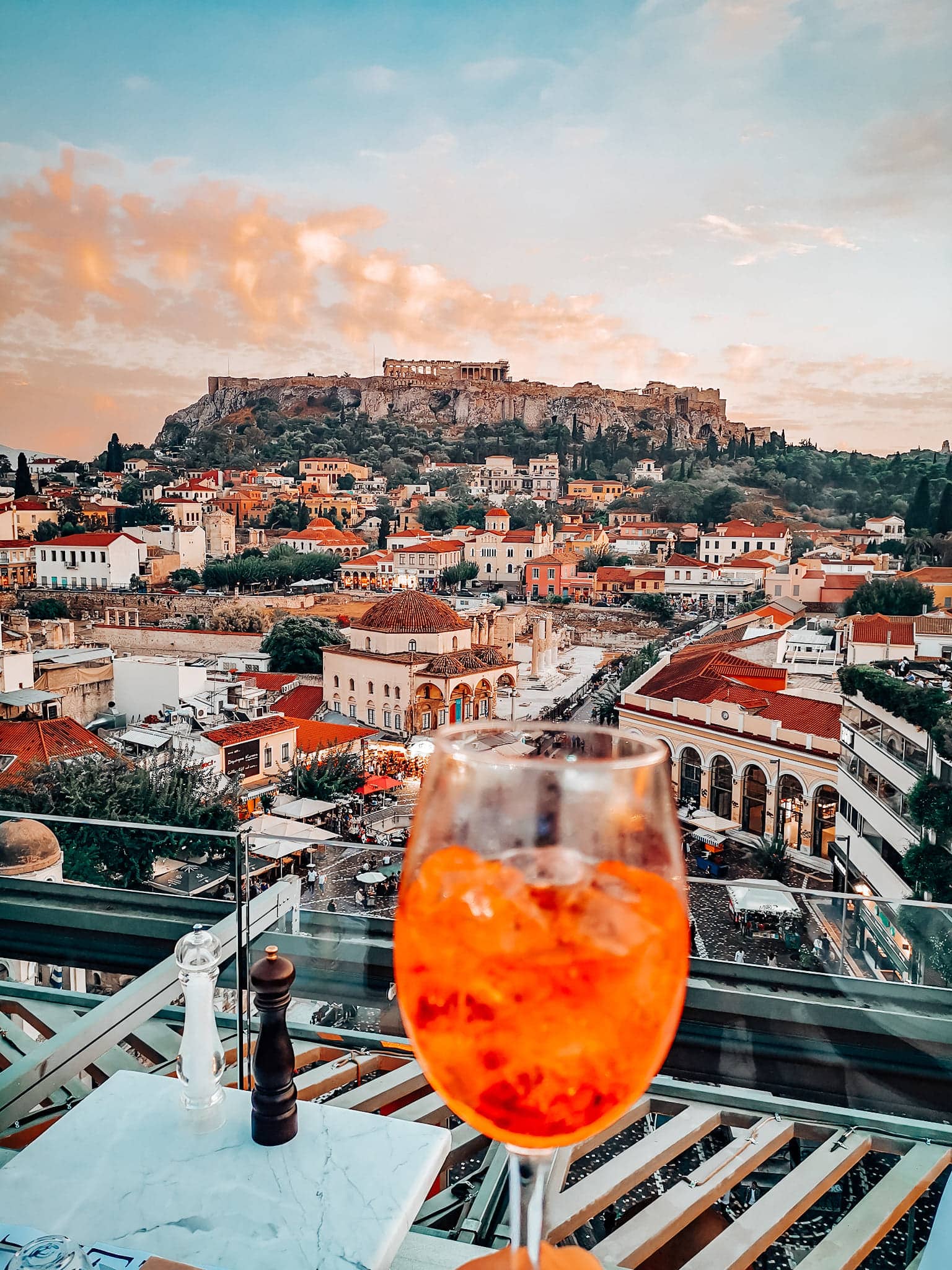picutre of a cocktail on a rooftop with a view on the acropolis