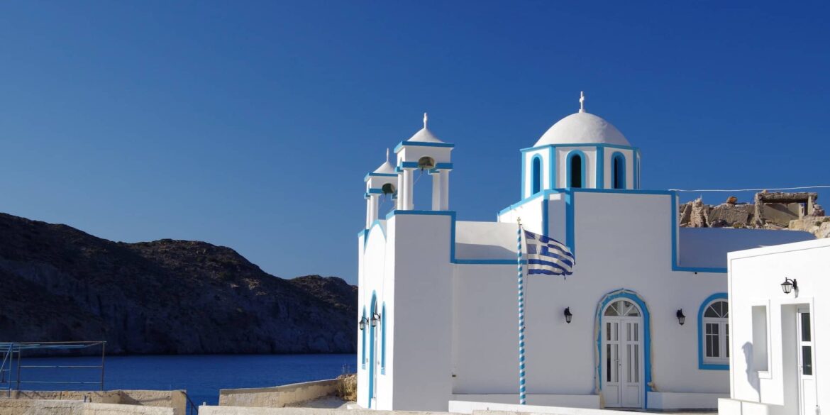 église blanche devant la mer à Milos