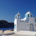 église blanche devant la mer à Milos