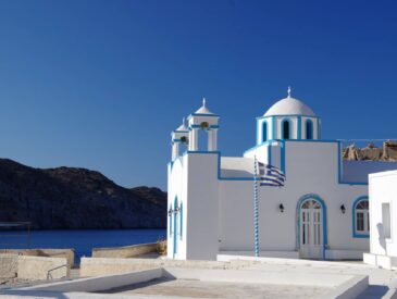 église blanche devant la mer à Milos