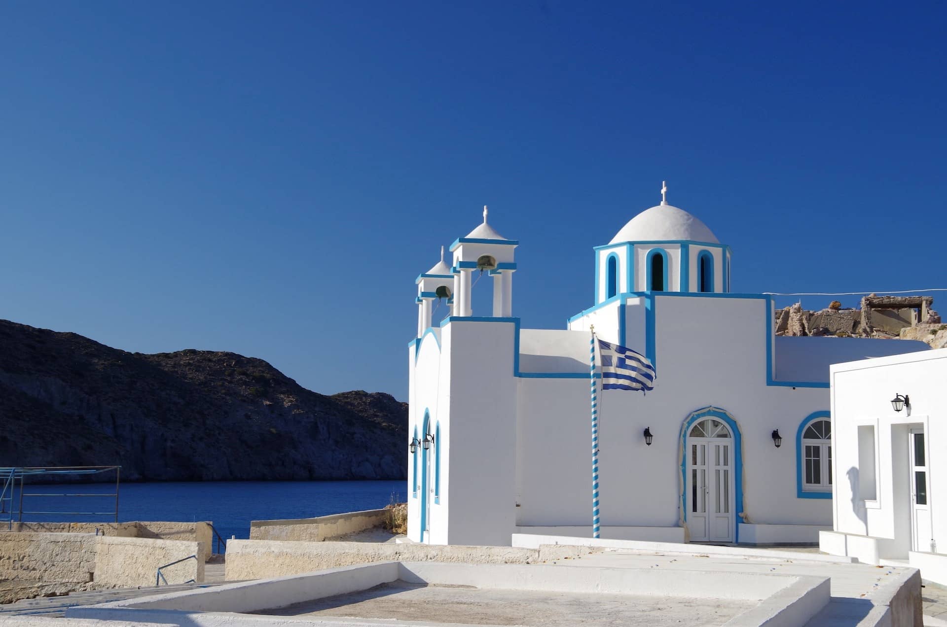 église blanche devant la mer à Milos