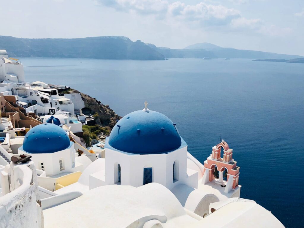 vue sur le toit bleu d'une église à Santorin