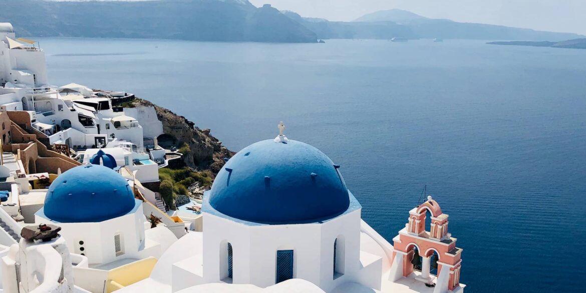 vue sur le toit bleu d'une église à Santorin