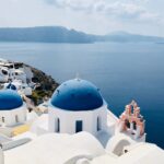 vue sur le toit bleu d'une église à Santorin
