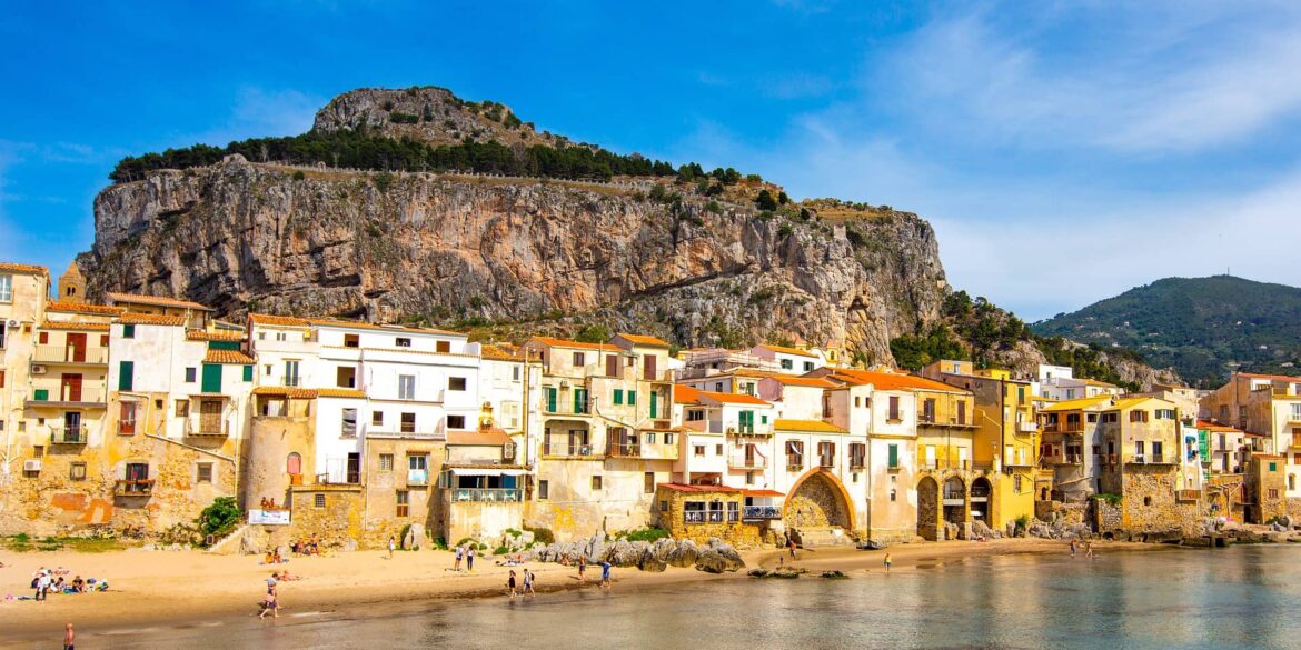 vue sur les maisons face à la mer de Cefalu