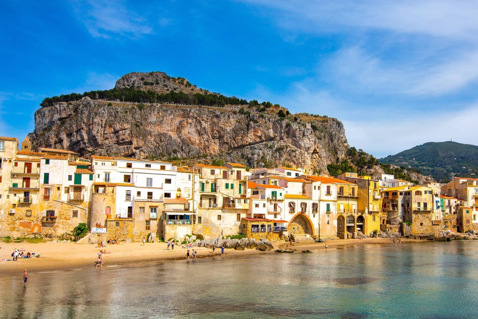 vue sur les maisons face à la mer de Cefalu