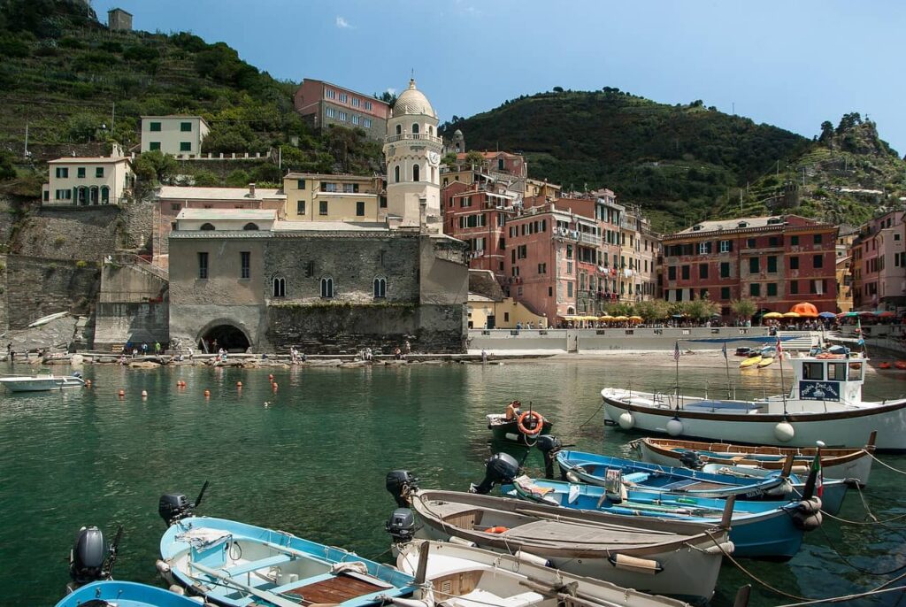 photo d'un petit port des cinq terre