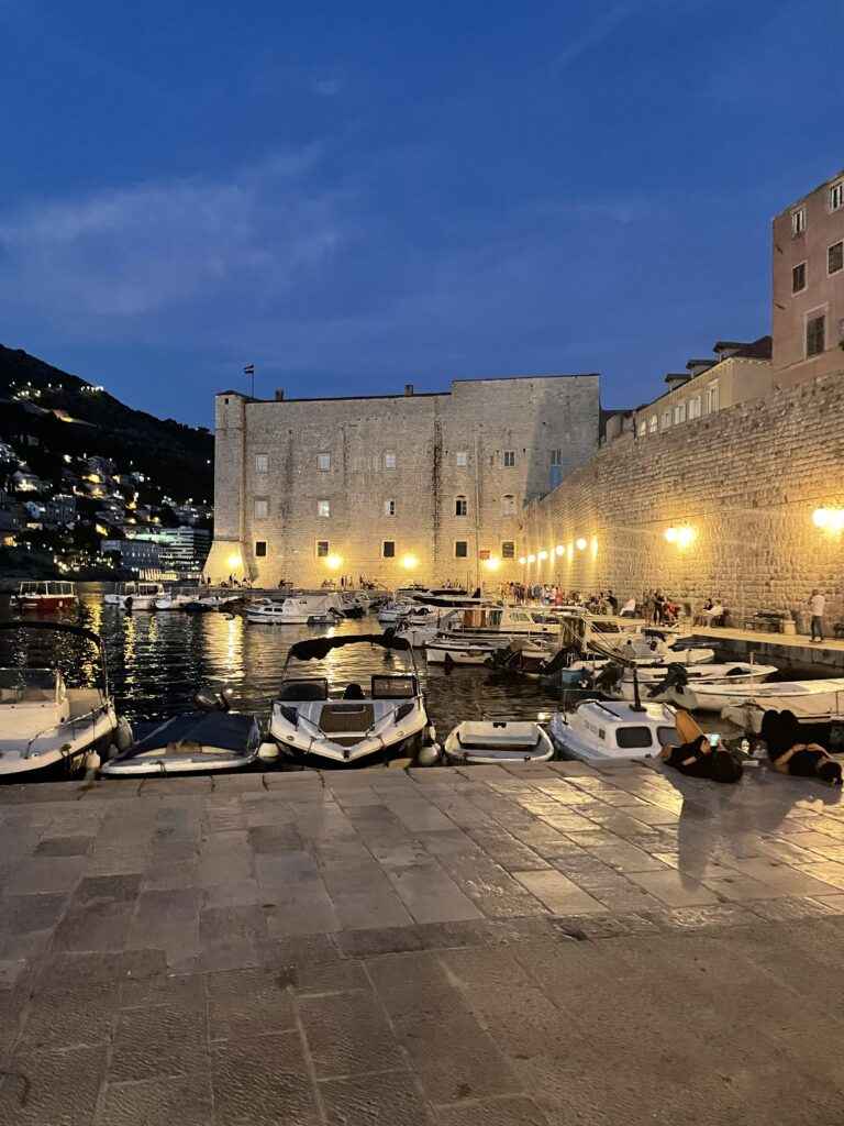 port du vieux Dubrovnik de nuit
