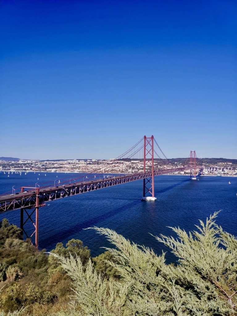 vue sur le pont 25 avril à Lisbonne