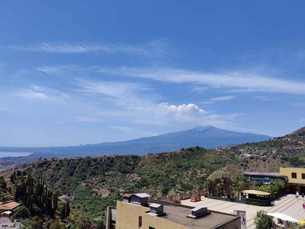 vue sur l'Etna depuis la ville de Taormine
