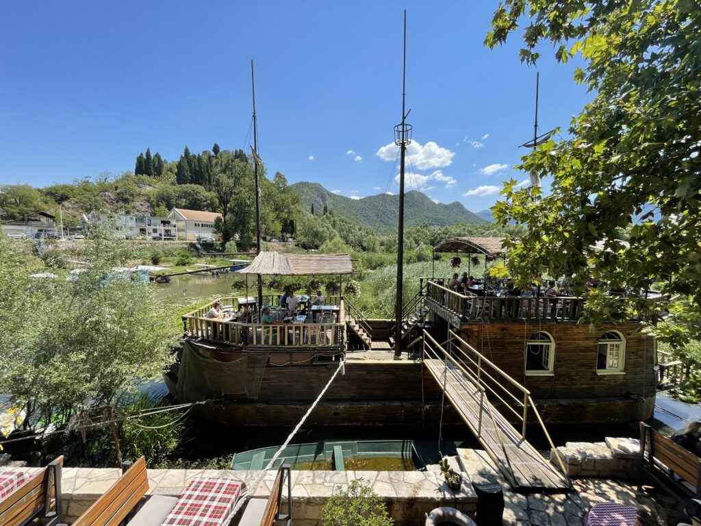 restaurant beateau sur le lac skadar 