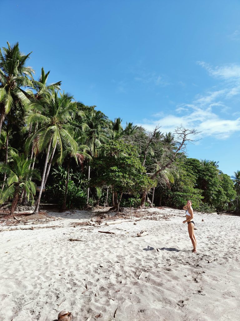 pose sur la plage de Montezuma