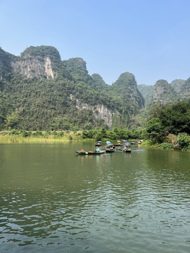 excursion en bateau autour de Trang An