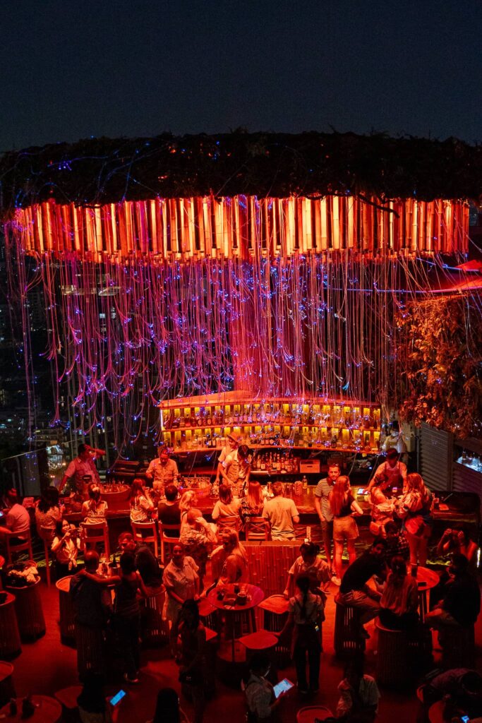 vue sur bangkok de nuit sur le Tichuca Rooftop Bar