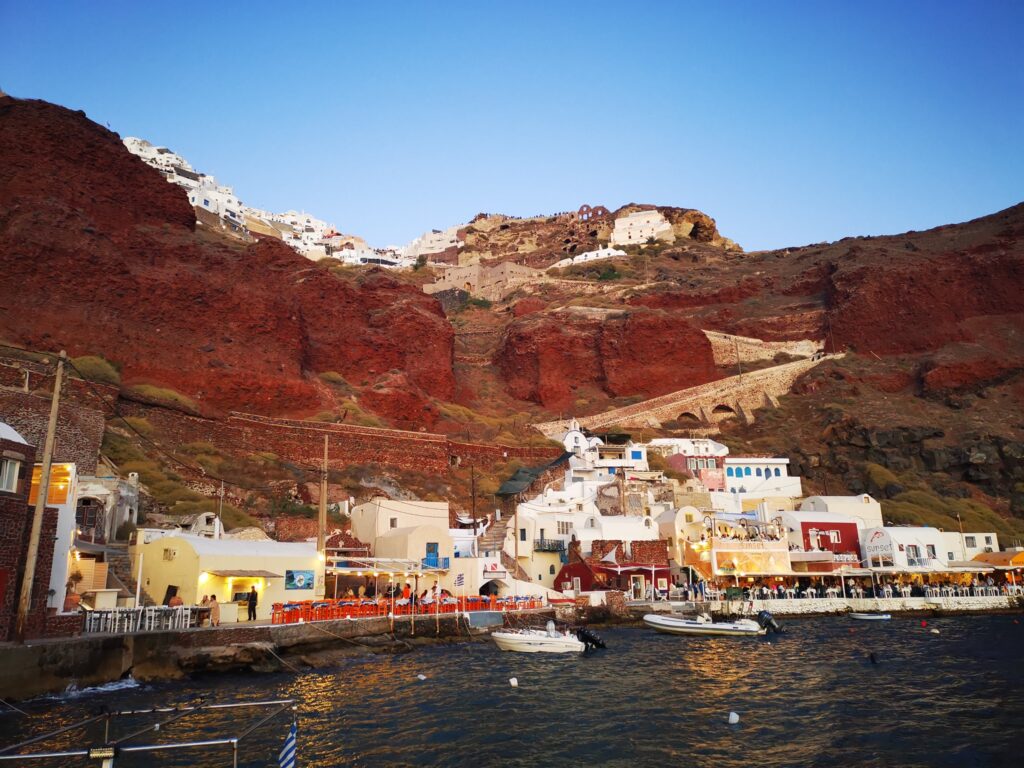 coucher de soleil sur le port de santorin
