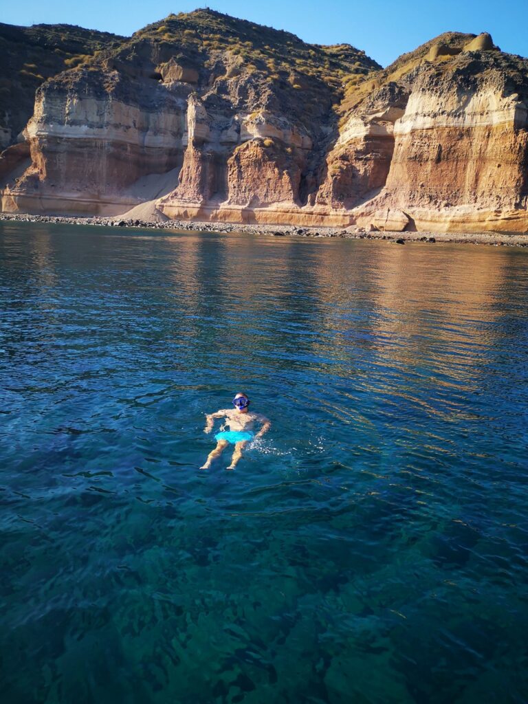 baignade dans la mer a santorin