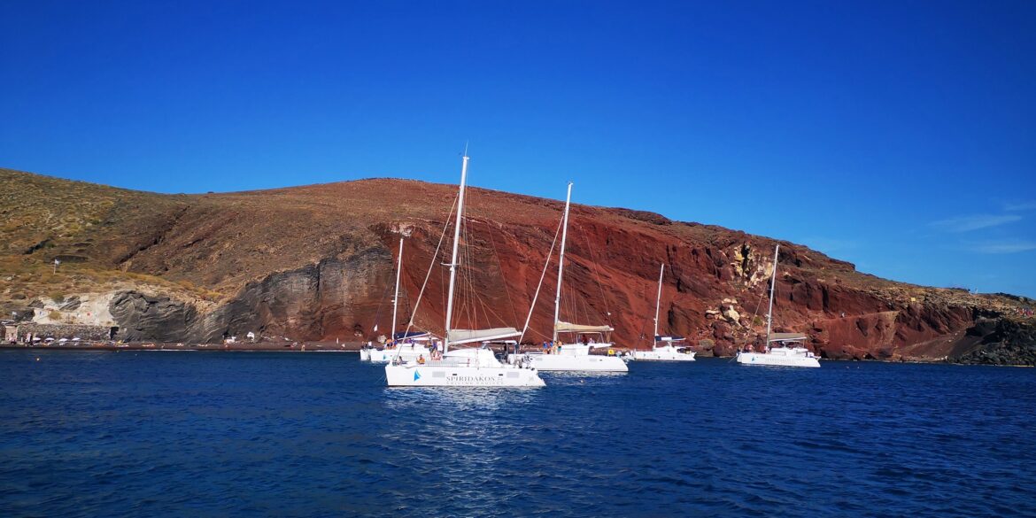 excursion en bateau a santorin vue depuis la mer sur les catamaran