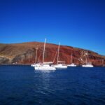 excursion en bateau a santorin vue depuis la mer sur les catamaran