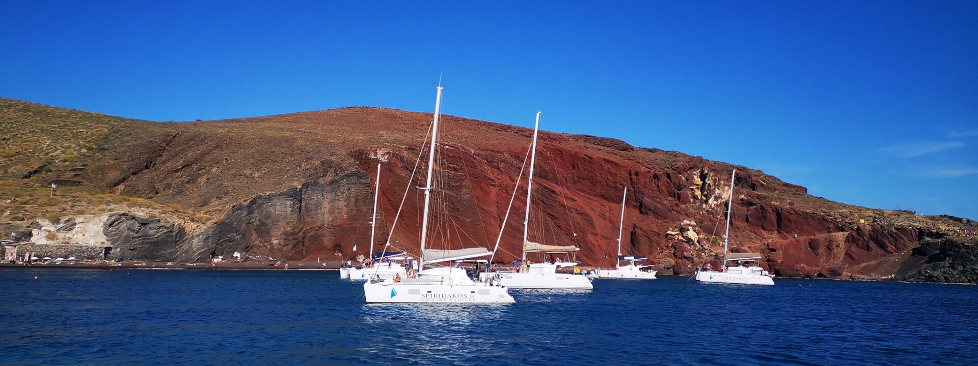 excursion en bateau a santorin vue depuis la mer sur les catamaran