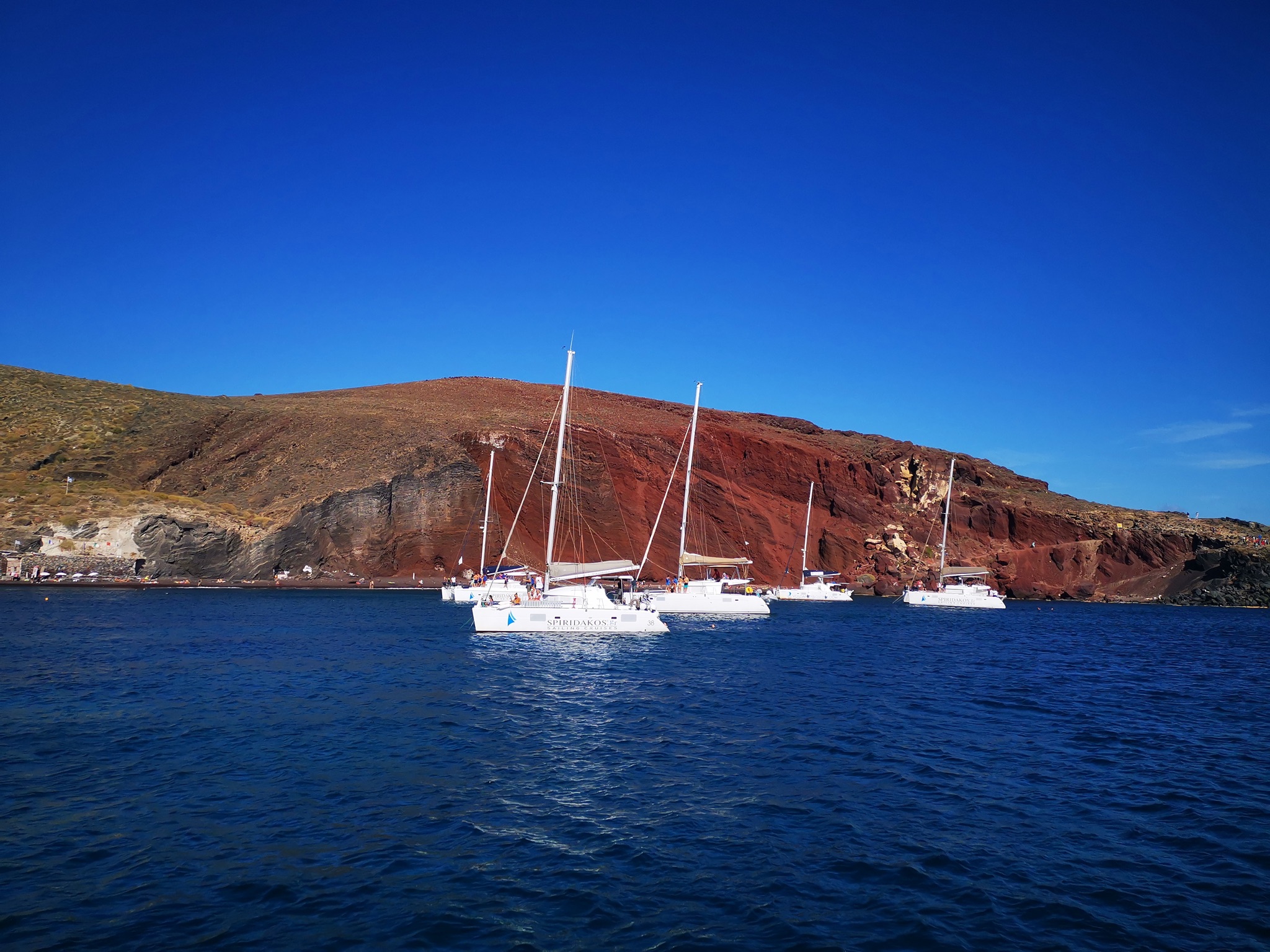 excursion en bateau a santorin vue depuis la mer sur les catamaran