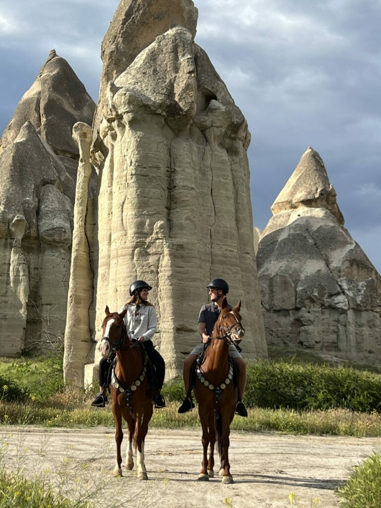balade a cheval en cappadoce devant les cheminées de fées