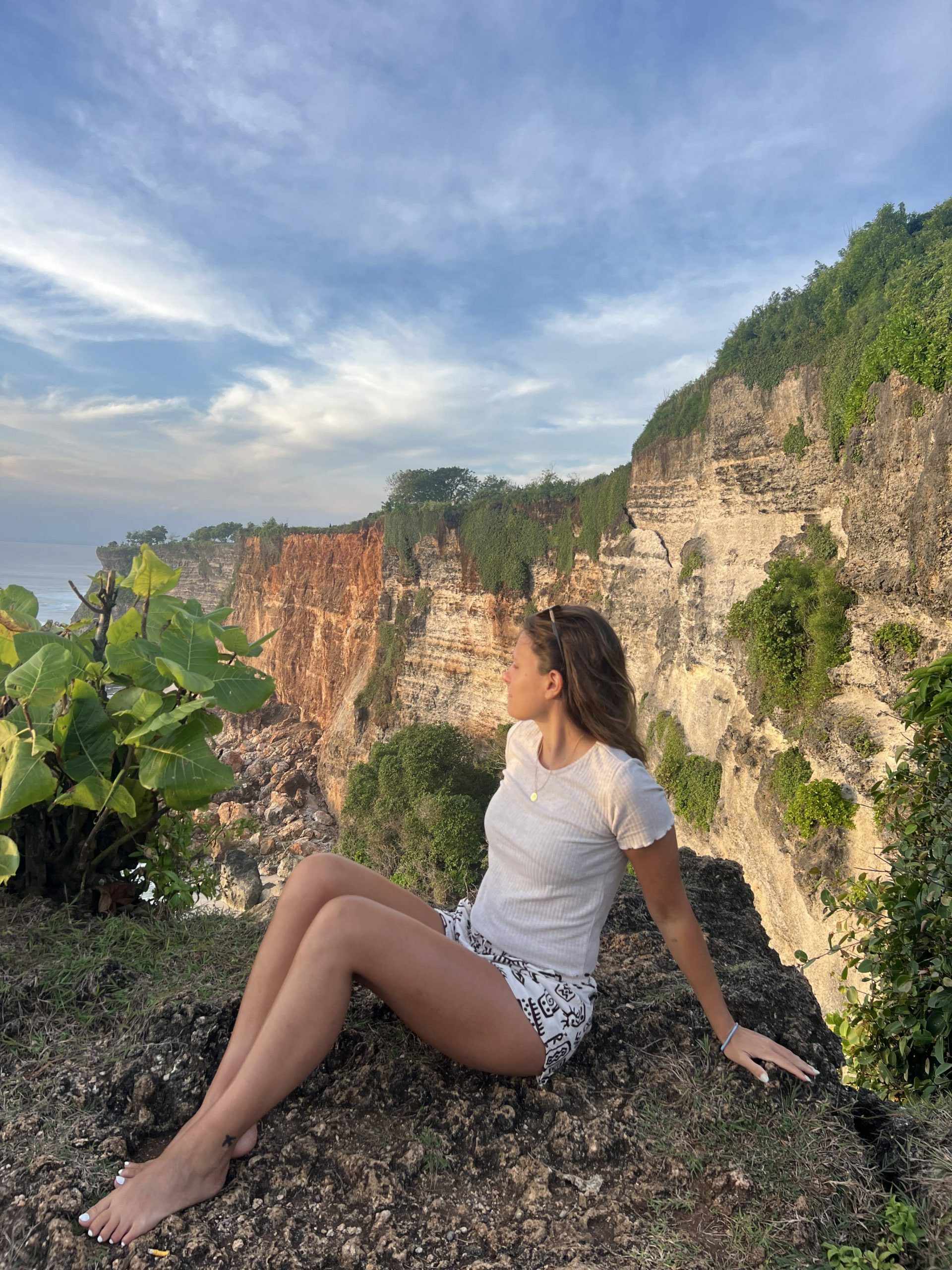 partir seule à bali - moi sur les falaises de uluwatu