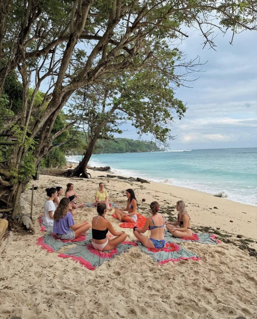 Femme en méditation lors d’une retraite spirituelle à Bali