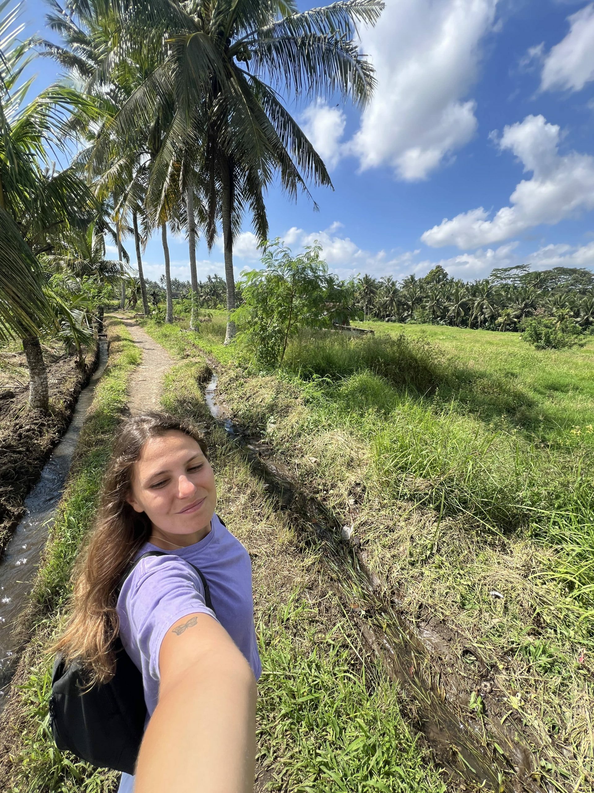 moi traversant les rizières de ubud