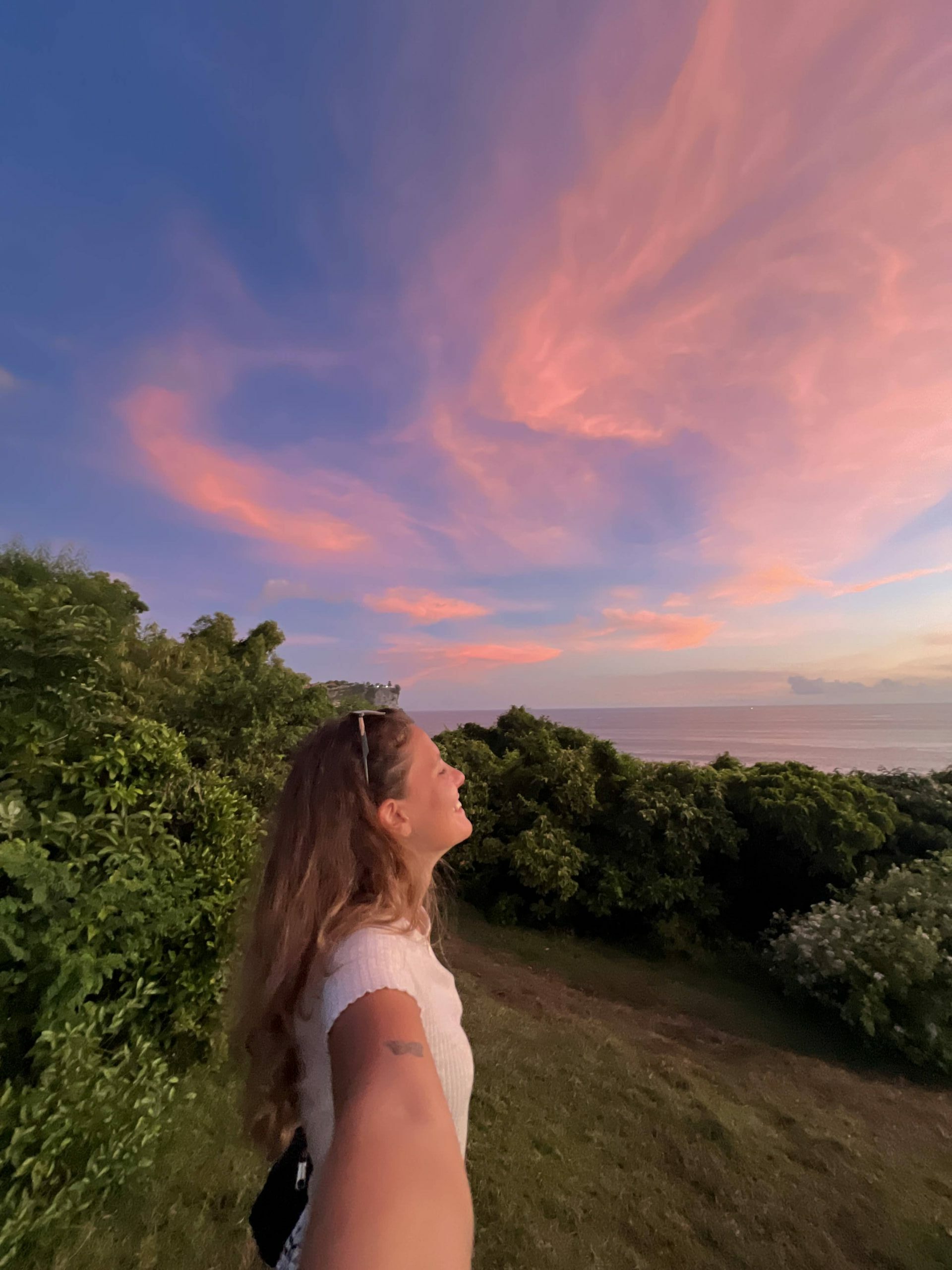 partir seule à bali - moi heureuse au sunset sur les collines de uluwatu
