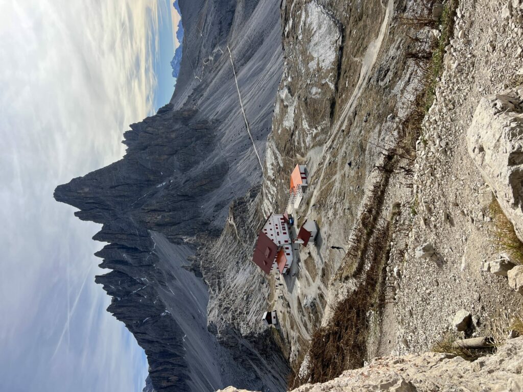 vue sur le refuge de tre cime