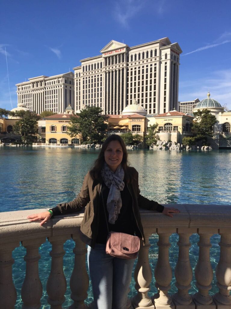 moi qui pose devant l'hôtel belagio a las vegas
