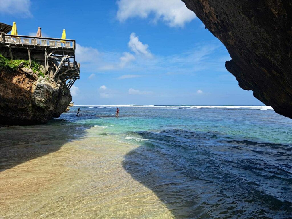 suluban beach uluwatu