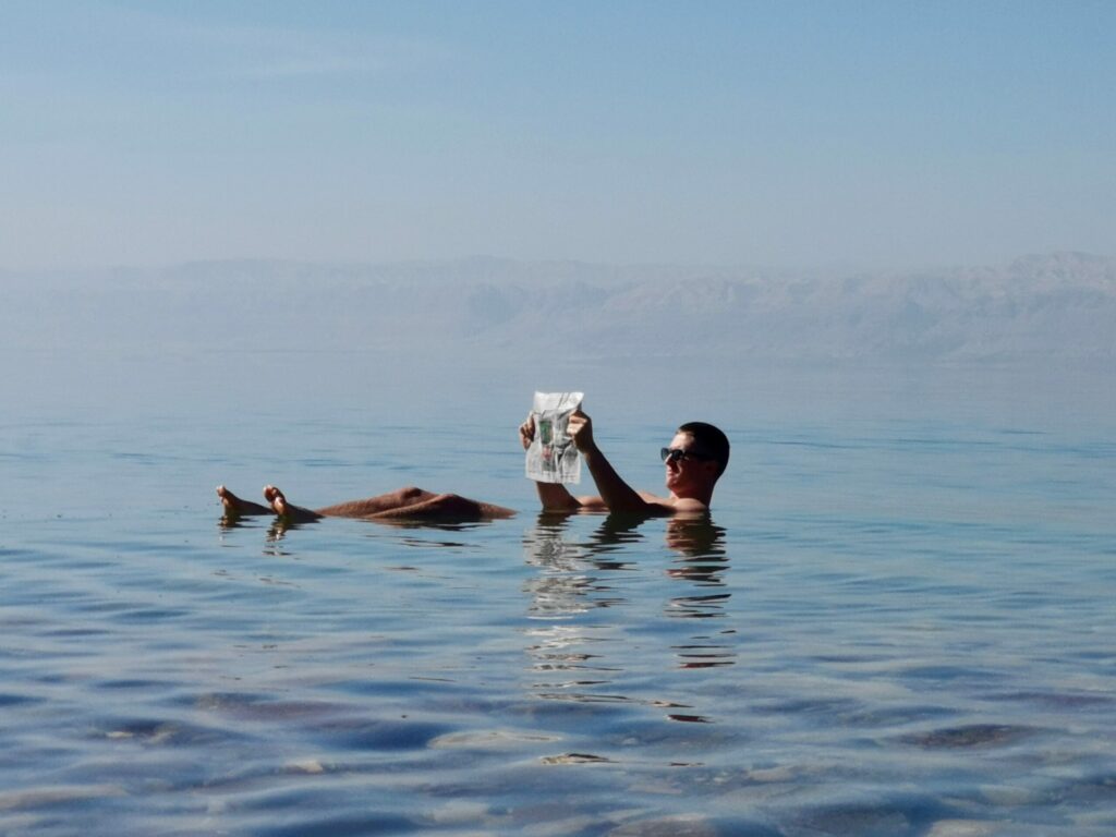 flotter dans la mer morte jordanie