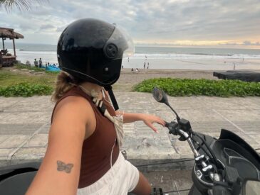 en scoot devant la plage a canggu bali