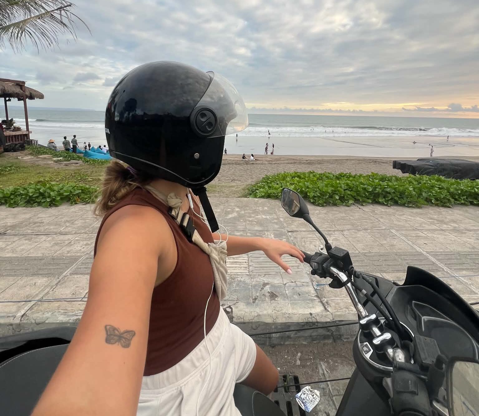 en scoot devant la plage a canggu bali
