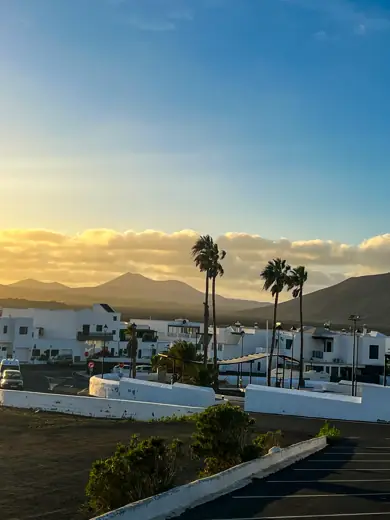 Coucher de soleil sur les maisons blanches de Lanzarote