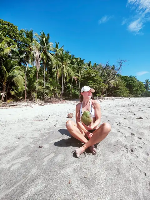 Laura sur une plage sauvage du Costa Rica
