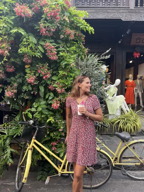 Laura dans les ruelles fleuries de Hoi An au Vietnam