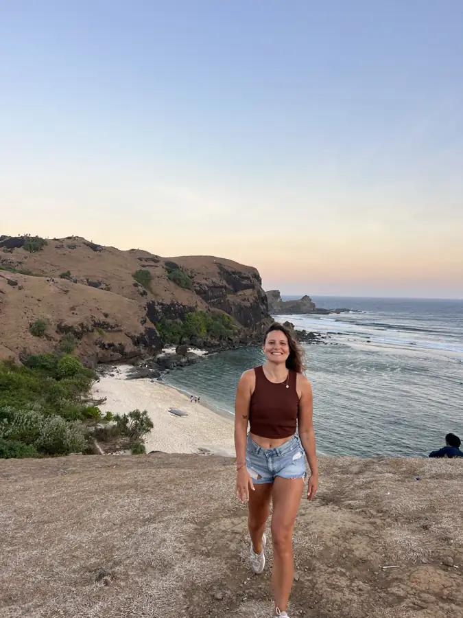 Laura, créatrice du blog Laura's Passport, au coucher du soleil à Lombok