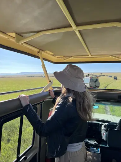Laura en 4x4 pendant un safari au Kenya