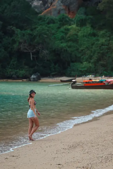Plage et bateaux longtail en Thaïlande